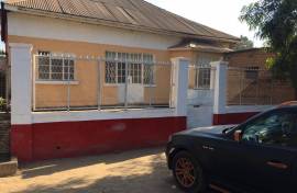 Parcelle avec 3 maisons, entrepôt couvert - a vendre sur lubumbashi 